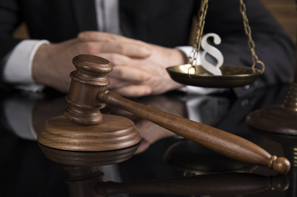 Juez, juez masculino en un tribunal golpeando el mazo
 - Foto, Imagen