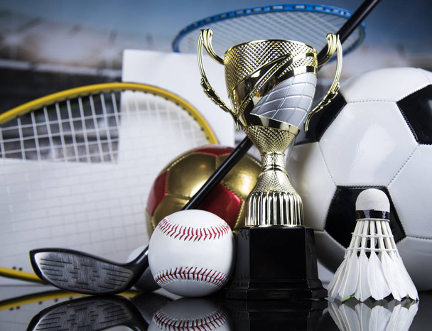 Dobogó, győztes trófeát, sporteszközök és labdák - Fotó, kép