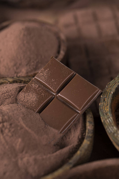 Barre chocolatée, bonbons sucrés, fèves de cacao et poudre  - Photo, image