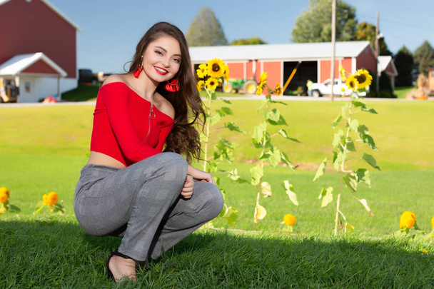 eine schöne weibliche kaukasische High School Mädchen in rotem Crop Top - Foto, Bild