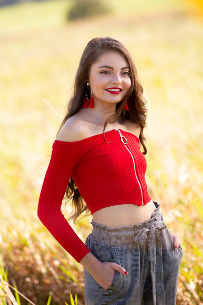 Uma bela menina do ensino médio caucasiano feminino no topo da colheita vermelha
 - Foto, Imagem