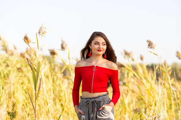 Egy szép női kaukázusi középiskolai vezető lány piros növény felső - Fotó, kép