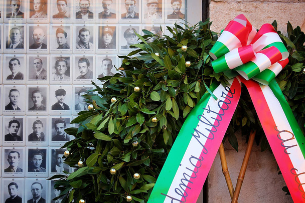 Μόντενα, Εμίλια Ρομάνια, Ιταλία, αναμνηστικές φωτογραφίες από τους παρτιζάνους της Ιταλίας με δάφνινο στεφάνι - Φωτογραφία, εικόνα
