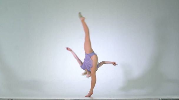 4k - atrakcyjna młoda kobieta przędzenia balet Piruet na białym tle - Zdjęcie, obraz