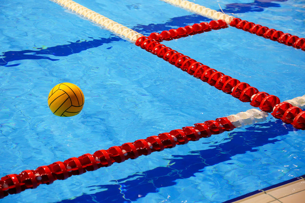 Πολύχρωμο νερό μπάλα στην πισίνα-πισίνα - Φωτογραφία, εικόνα