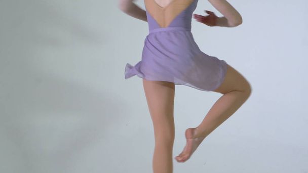 4 k - スタジオで踊る美しい若いバレリーナ - 写真・画像