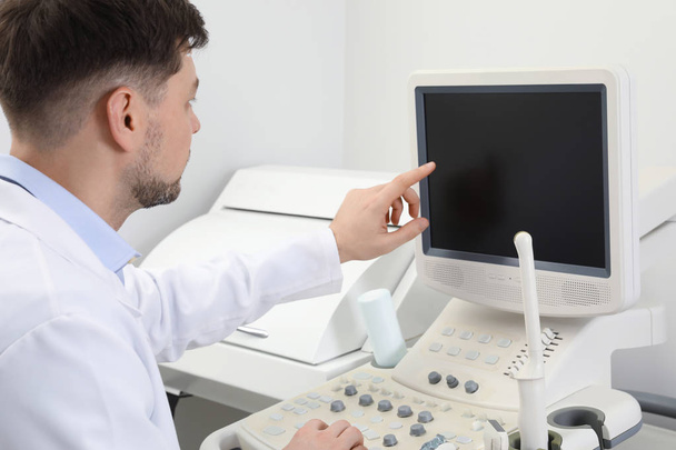 Ammattimainen ultraäänitutkija käyttää nykyaikaista ultraäänikonetta klinikalla
 - Valokuva, kuva
