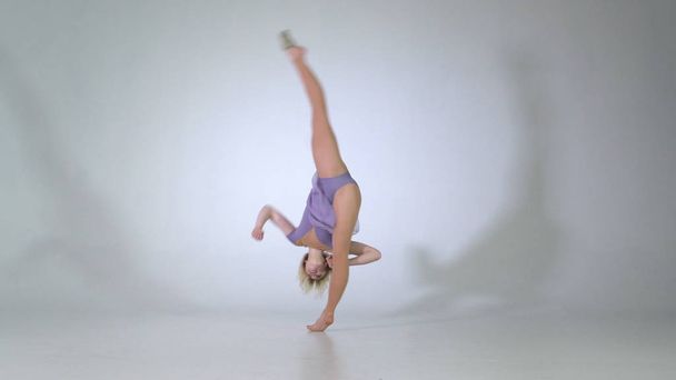 4 k - スタジオでレッグエクス テンションを作る非常に柔軟なダンサー - 写真・画像
