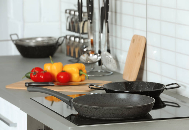 Louça de cozinha limpa e utensílios na mesa na cozinha
 - Foto, Imagem