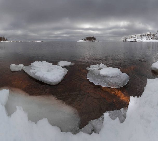 Spring ice floes on the shore of lake Ladoga. Karelia. Russia - Foto, imagen