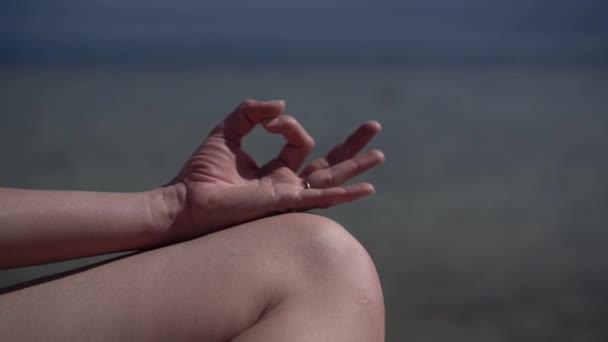 Primer plano de la práctica de yoga en la playa del océano
. - Metraje, vídeo