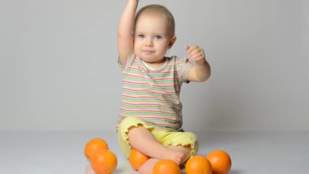 Baby playing with oranges - Materiaali, video