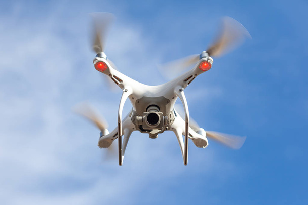 fliegende Drohne mit blauem Himmel Hintergrund, Technologie - Foto, Bild