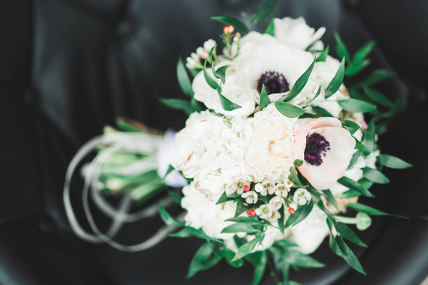 Mooie bruiloft boeket met verschillende bloemen, rozen - Foto, afbeelding