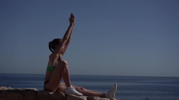 sexy Mädchen bringt Yoga in Meeresnähe zum Kippen. - Filmmaterial, Video