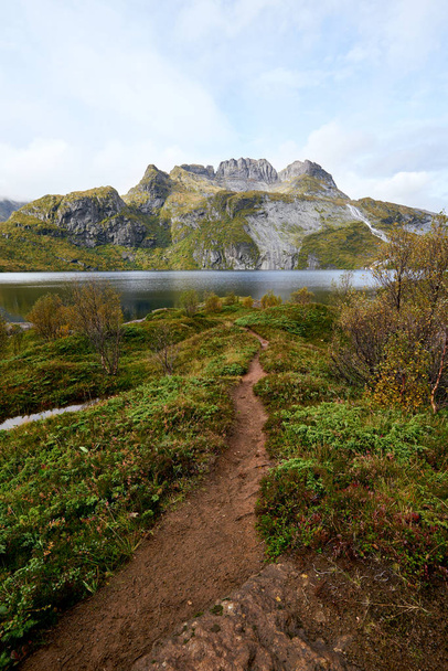 Sendero que conduce a un hermoso lago y montañas en las Islas Lofoten en Noruega.El sendero se encuentra en el norte de Noruega, cerca de Solvagen en las montañas
. - Foto, Imagen