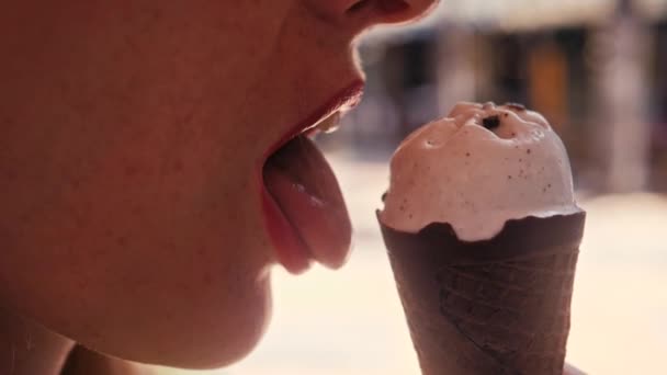 Primer plano de la mujer comiendo helado en cámara lenta
 - Imágenes, Vídeo