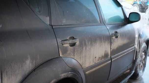 Bir Self-Servis araba yıkama işlemi yıkama araba Su ile bir yüksek basınç yıkama köpük kapalı bir Jet arabadan. Yan görünümü. Araba vücut yüzeyinden deterjan akmak köpürtme - Video, Çekim