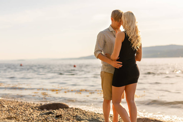 Hermosa pareja joven en un abrazo romántico en la playa en verano
 - Foto, imagen