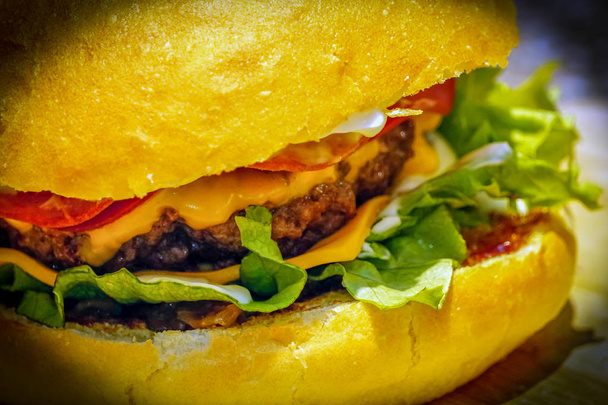 Przygotowanie domu świeże soczysty burger Zamknij widok - Zdjęcie, obraz