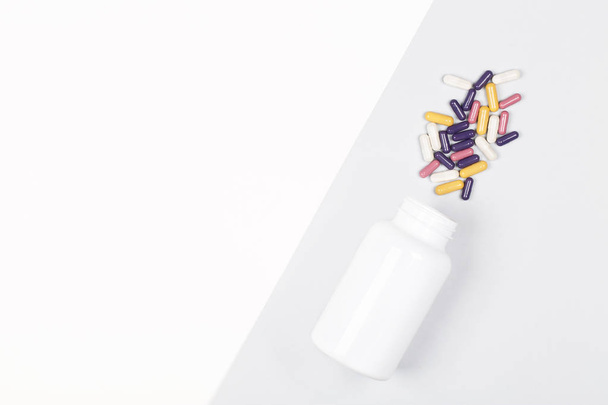 De nombreuses pilules colorées isolées sur fond blanc - Photo, image
