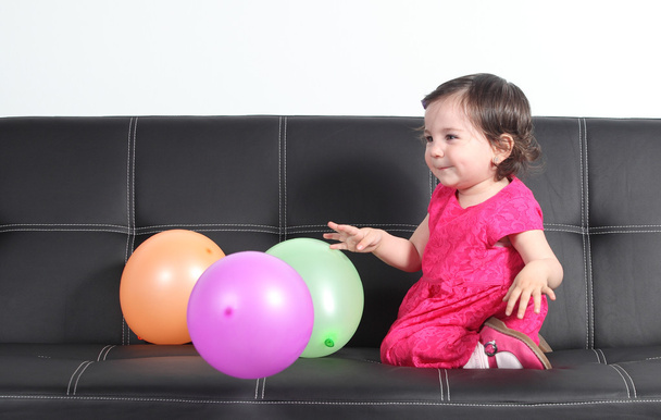 Vauva onnellinen leikkii ilmapalloilla
 - Valokuva, kuva