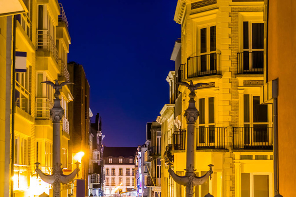 πολυκατοικίες με μικρά μπαλκόνια με την πόλη του Blankenberge, Βέλγιο, βελγικής αρχιτεκτονικής φωτισμένο το βράδυ - Φωτογραφία, εικόνα