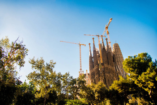BARCELONA, SPAGNA - 24 novembre 2018: La Sagrada Familia è in costruzione. E 'parte del patrimonio mondiale dell'UNESCO di un artista Antoni Gaudi
. - Foto, immagini