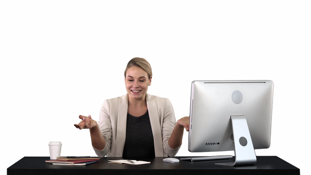 Σίγουρη εστιασμένη businesswoman vlogger μιλάει με κάμερα κινηματογραφώντας live business vlog concept, φιλική γυναίκα προπονητής διαφήμιση σε απευθείας σύνδεση κατάρτισης μιλώντας για την επιτυχία καταγραφή βίντεο blog στο γραφείο - Πλάνα, βίντεο