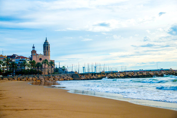 Испанский пляжный курорт в Барселоне, Испания. Район Ситжес известен как пляжный курортный город
. - Фото, изображение