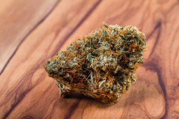 Marihuana bud na stole - Zdjęcie, obraz