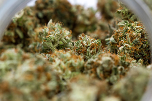 glazen pot vol met cannabis  - Foto, afbeelding