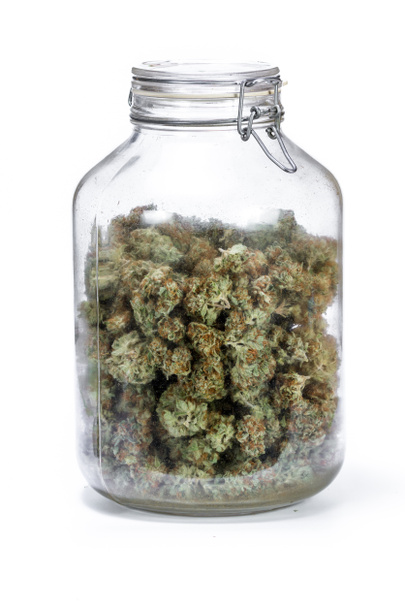 frasco de vidrio lleno de cannabis
  - Foto, imagen