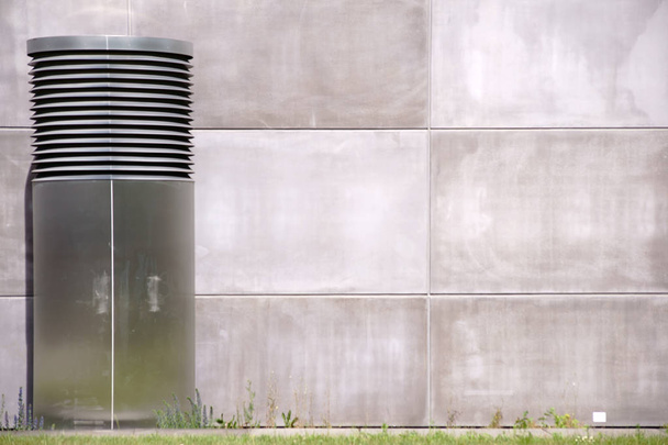 Korozyon ücretsiz büyük havalandırma hood / mat parlak büyük havalandırma kukuIeta çarpıcı bir beton cephe önünde bir araştırma laboratuvarı. - Fotoğraf, Görsel