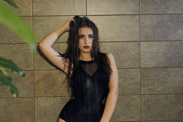 Lány a fekete fürdőruhát, a zuhanyozás, a koncepció kialakítása. - Fotó, kép