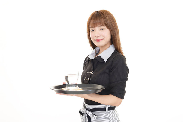 Hymyilevä aasialainen tarjoilija eristetty valkoisella taustalla
 - Valokuva, kuva