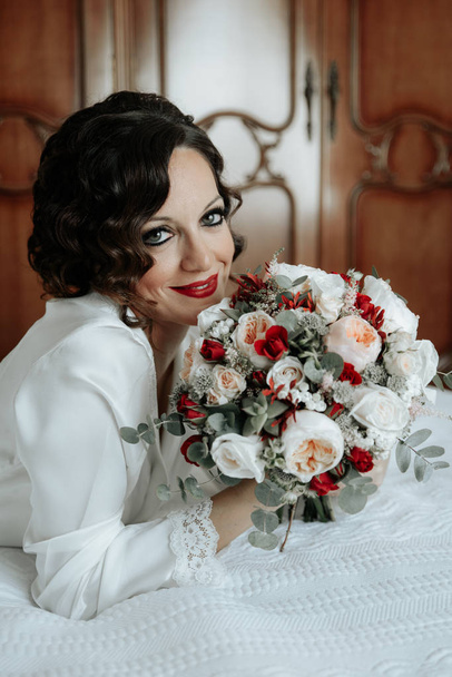 Bride with a bouquet of wedding flowers - Zdjęcie, obraz