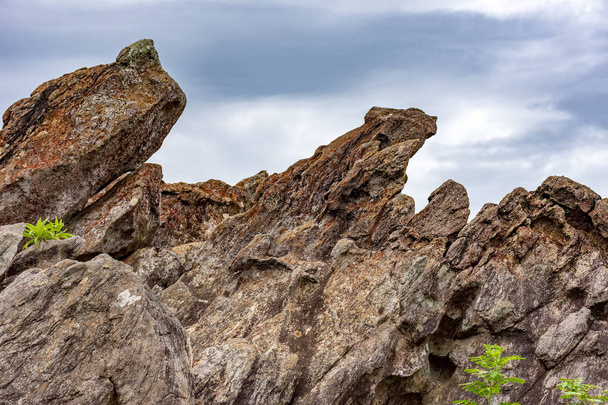 Formations rocheuses entre les montagnes de Nova Lima dans l'état du Minas Gerais, Brésil
 - Photo, image