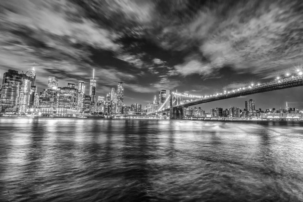 Panorama Manhattanu a Brooklynského mostu, noční pohled. - Fotografie, Obrázek