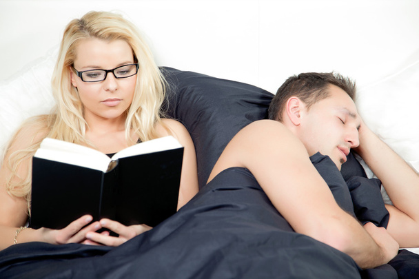 Couple lecture et sommeil en harmonie
 - Photo, image