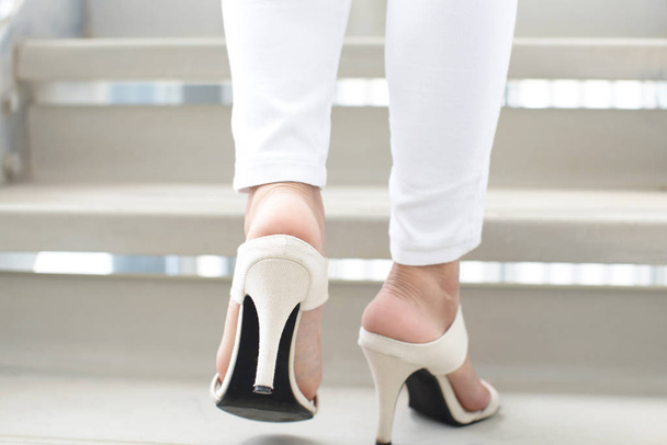 Frauenbeine in modischen Sandalen mit hohen Absätzen - Foto, Bild