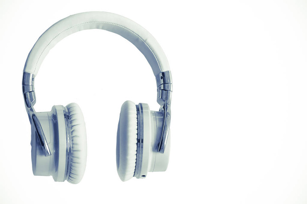 Fones de ouvido brancos música isolada espaço de cópia de equipamentos de áudio
  - Foto, Imagem