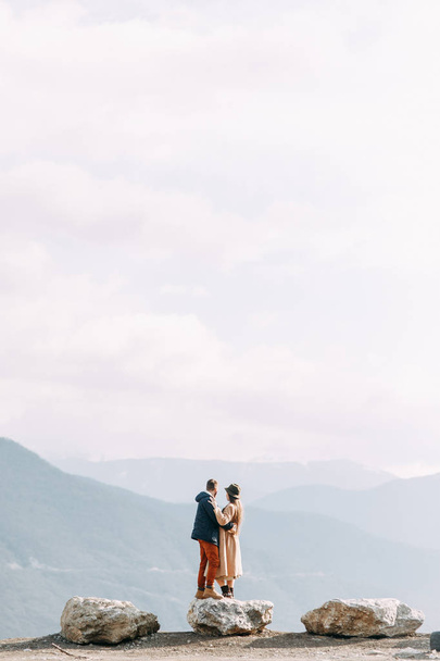 A beautiful couple travels in the mountains of Georgia. Lovestory in nature with a lake. - Foto, Imagem
