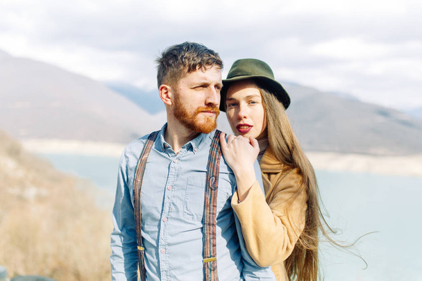 A beautiful couple travels in the mountains of Georgia. Lovestory in nature with a lake. - Foto, Bild