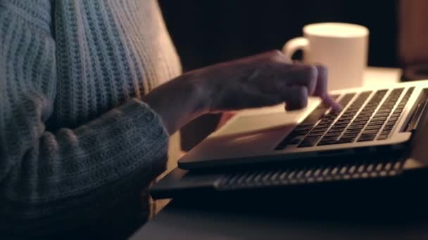 Hands of woman working on laptop in dark room. Close up. - Filmagem, Vídeo