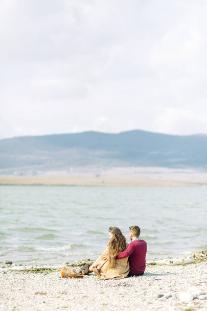 A beautiful couple travels to the sights of Georgia. Lovestory in nature with a lake and a field. - 写真・画像