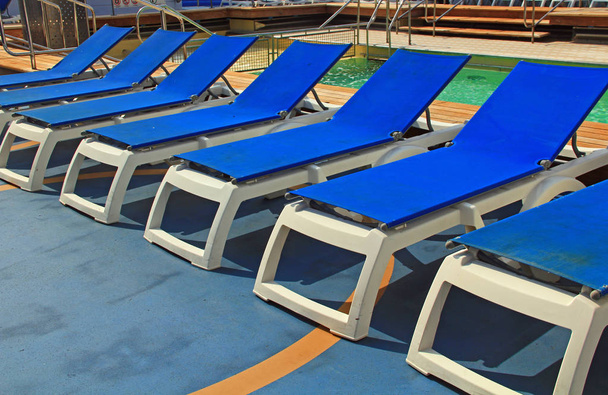 Sillas de la cubierta de la chaise lounge azul en un crucero en Grecia en el mar Mediterráneo
. - Foto, Imagen