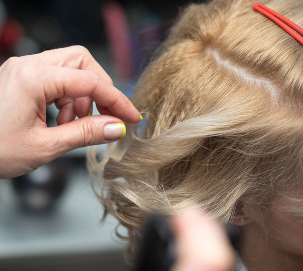 wrap curling hair in a beauty salon - Foto, afbeelding