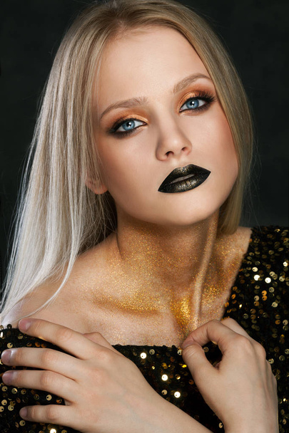Fashion portrait of young caucasian model with golden sparkles on her neck. - Fotoğraf, Görsel