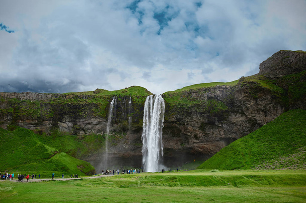 famous Seljalandsfoss waterfall in southern Iceland - Foto, immagini